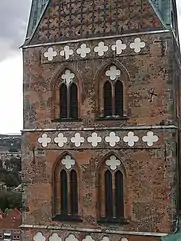 St. Marien in Lübeck,Mauerecken aus Granit und zarte Kalksteinsimse am Südturm (u. Nordturm)
