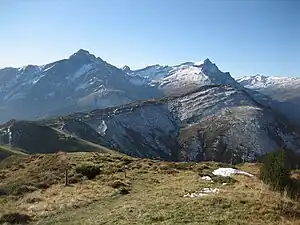 Sicht auf Piz Beverin, Bruschghorn (vlnr) und Lüschgrat im Vordergrund