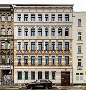 OSTLinks: gut erhaltenes Haus.Mitte: behutsam saniertes Haus.Rechts: totsaniertes Haus(letzteres in Ostdeutschland eher selten).Leipzig-Lindenau, 2021