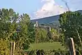 Blick von Tabre zur Kirche Saint-Sacrement in der Nachbargemeinde Laroque-d’Olmes