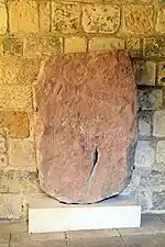 Der Dingelstedter Menhir im Kreuzgang der Liebfrauenkirche