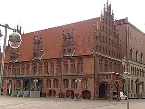 den (1878–1882 äußerlich nur wenig ergänzten) gotischen Marktflügel aus dem 15. Jh.
