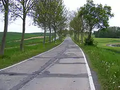 Fürstenwerder: unnötig steile Neuanlage (links) statt Ausbesserung der ruhigen Landstraße.