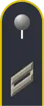 Dienstgradabzeichen eines Obergefreiten auf Schulterklappe der Jacke des Dienstanzuges für Luftwaffenuniformträger