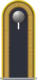 Dienstgradabzeichen und Überziehschlaufe eines Fahnenjunkers auf Schulterklappe der Jacke des Dienstanzuges für Luftwaffenuniformträger