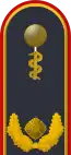 Dienstgradabzeichen auf der Schulterklappe der Jacke des Dienstanzuges für Luftwaffenuniformträger (Humanmedizin).