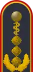 Dienstgradabzeichen auf der Schulterklappe der Jacke des Dienstanzuges für Luftwaffenuniformträger (Humanmedizin).