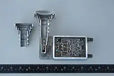 Schnitt durch einen LNB mit Rillenhornstrahler.
