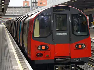 Ein Zug vom Typ 1996 Tube Stock in der Station Stratford