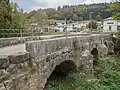 Steinbogenbrücke beim Bahnhof über die Allaine
