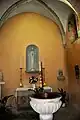 Seitenaltar mit Taufbecken im Nordwesten des Kirchenschiffs
