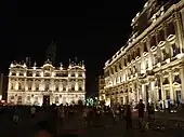 Der Platz bei Nacht