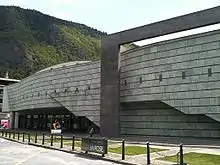 Kultur- und Kon­gresszentrum La Poste. Dessen Fassade ist mit dem bekannten Quarzit aus St. Niklaus-Embd verkleidet.