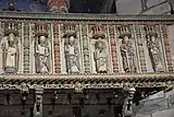 Langhausseite der Empore mit Hochreliefs