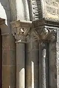 Kapitelle am Portal