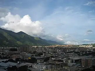 Blick über Caracas hinweg aufs Ávila-Massiv