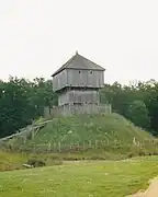 Nachbau des Burghügels und einer primitiven Festung aus aquitanisch-römischer Zeit
