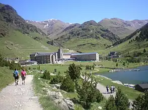 Das Vall de Núria mit Sanktuarium und Hotelanlage