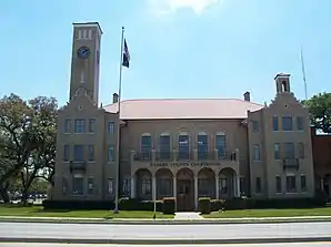 Old Hendry County Courthouse (2010). Das Courthouse wurde 1926 im Stile des Mediterranean Revival („wiederbelebte Mittelmeer-Architektur“) errichtet. Im November 1990 wurde es als erstes Objekt im Hendry County in das NRHP eingetragen.