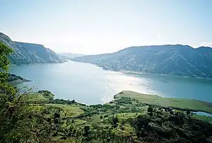 Blick von der Nationalstraße auf den Stausee