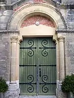 Eines der beiden Eingänge der Kirche