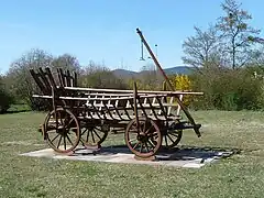 Historischer Heuwagen am Verkehrskreisel