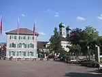 Lachen, Seeplatz. Im Hintergrund die Pfarrkirche Heilig Kreuz (2005).