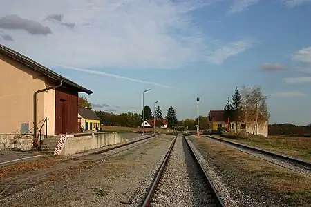 Bahnhof mit Gütermagazin in Blickrichtung Deutschkreutz – rechts die Labestation der „Draisinentour“