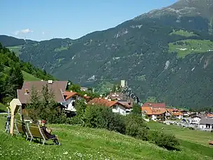 Ort Ladis mit Burg Laudegg