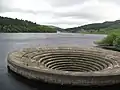 Überfalltrichter am Ladybower Reservoir im Normalzustand …