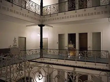 Im Treppenhaus 1. Stock (hinten Paternosteraufzug)