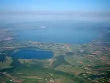 Lago di Martignano vorne, Braccianosee hinten