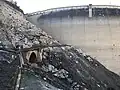 Die ehemalige Talstrasse im geleerten Stausee (2021/2022)