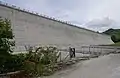 Die Staumauer des Sees