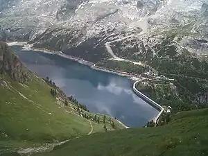 Der Fedaia-Stausee vom Bindelweg, rechts die Pfeilerstaumauer