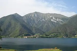 Nordufer mit Mezzolago und der Cima Pari