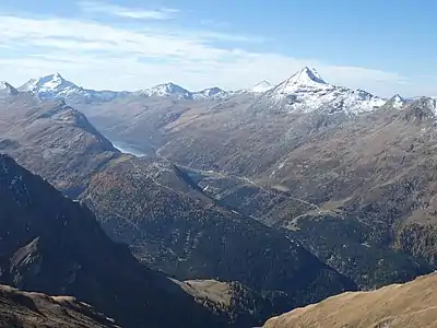 Lago di Lei mit Pizzo Stella (links) und Piz Timun (rechts), aufgenommen vom Piz Alv (für Annotationen der einzelnen Berge aufs Bild klicken).