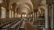 Laienrefektorium: romanische Doppelsäulen und Kreuzgratgewölbe