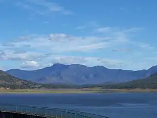Im Hintergrund die bewaldete Main Range, davor der Lake Moogerah