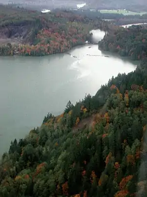 Blick über den Lake Shannon flussabwärts während des Hochwassers von 2003, mit dem Lower Baker Dam im Hintergrund