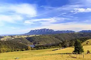 Lake Barrington mit dem Mt. Roland im Hintergrund