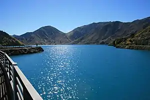 Blick von der Hochwasserentlastung aus nach Nordosten auf den See