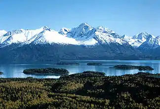 Lake Clark im Vordergrund