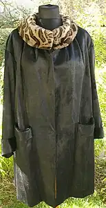 Lakoda-Seal-Mantel, gefärbt (ca. 1970)