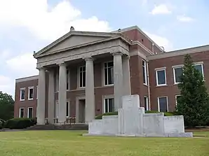 Lamar County Courthouse (2006). Das Courthouse entstand 1931 im Stile des Neoklassizismus. Es war das erste Gerichts- und Verwaltungsgebäude in der Geschichte des 1920 gegründeten County. Zuvor waren die Amtsräume in unterschiedlichen Immobilien angemietet worden. Das Lamar County Courthouse wurde im September 1980 als erstes Objekt im County in das NRHP eingetragen.
