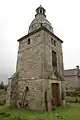 Glockenturm der alten Kirche Saint-Cieux