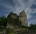 Bild 6: Ansicht der östlichen Giebelmauer des Palas der Oberburg mit Eckquaderung. Links anschließend folgt die hohe Ringmauer