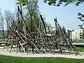 Klettergerüst aus 9 Meter hohen Holzstangen