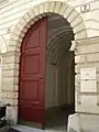 Landhausgasse 2, Rundbogenportal mit Holztor