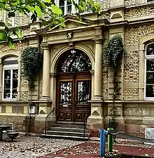 Eingangsportal Landhausschule, Landhausstraße 20/ Ecke Blumenstraße (Aufn. 2023)